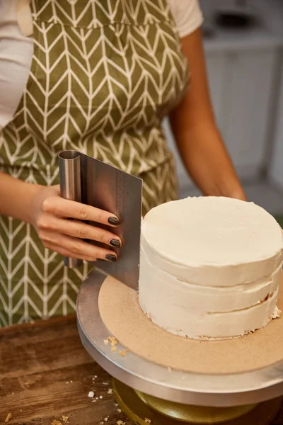 Zugeschnittene Ansicht Von Konditor Der Süße Sahne Auf Kuchen Ausrichtet — Stockfoto