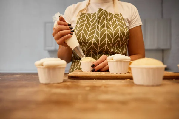 Selective Focus Confectioner Adding Sweet Cream Cupcakes Wooden Table Cropped — Stock Photo, Image