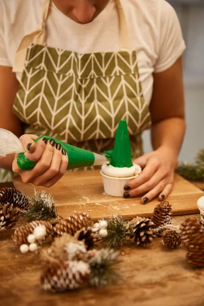 Vista Recortada Del Confitero Decorando Cupcake Del Árbol Navidad Con — Foto de Stock