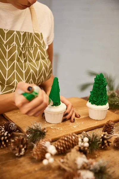 Cropped View Confectioner Using Pastry Bag Cream Christmas Tree Cupcakes — Stock Photo, Image