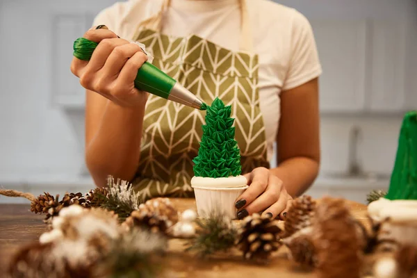 Vista Recortada Del Confitero Decorando Cupcake Del Árbol Navidad Con —  Fotos de Stock