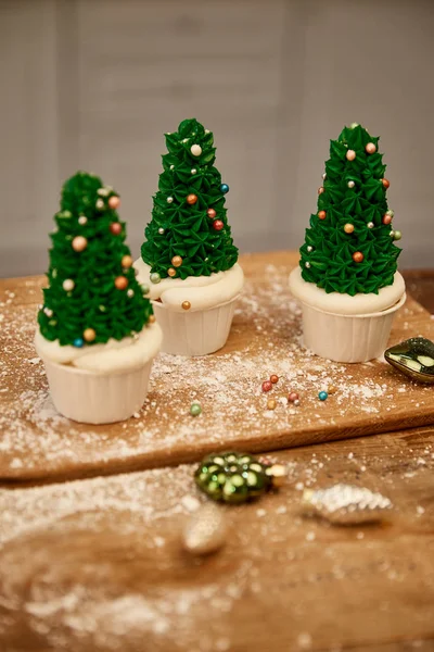 Tasty Christmas Tree Cupcakes Green Cream Decorations Cutting Board Christmas — ストック写真