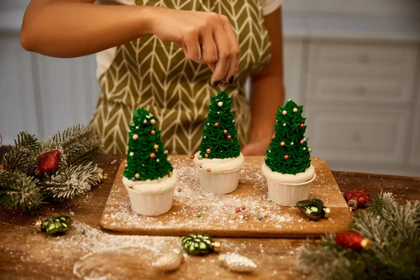Cropped View Confectioner Sprinkling Decor Christmas Tree Cupcakes Baubles Spruce — Stock Photo, Image