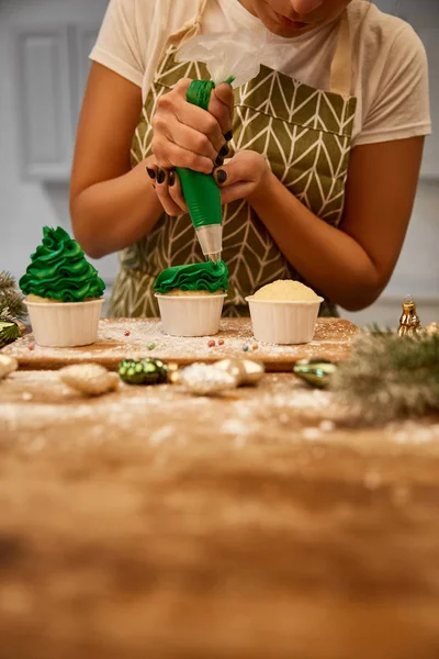 Cropped View Confectioner Working Green Cream Cupcakes Baubles Pine Branches — Stock Photo, Image