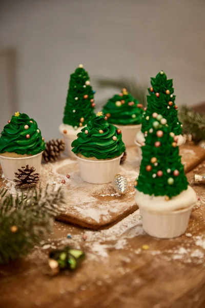 크리스마스 케익에는 가문비나무 가지와 테이블에 장식했다 — 스톡 사진