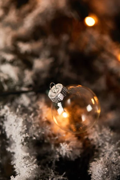 Boule Noël Transparente Lumières Jaunes Sur Les Branches Épinette Dans — Photo