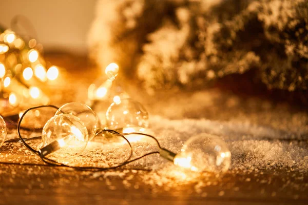 Grinalda Natal Com Lâmpadas Transparentes Superfície Madeira Com Ramos Abeto — Fotografia de Stock