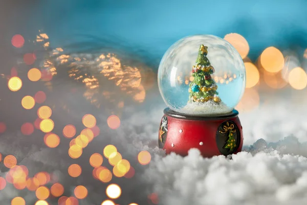 Árbol Navidad Bola Nieve Pie Azul Con Nieve Luces Borrosas — Foto de Stock