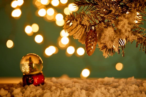 Sneeuwbal Met Kerstboom Sneeuw Met Sparren Takken Kerstbal Wazig Licht — Stockfoto