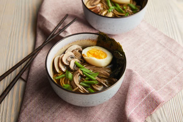 Geleneksel Baharatlı Ramen Tabakta Yemek Çubuklarıyla Ahşap Masada Peçeteyle — Stok fotoğraf