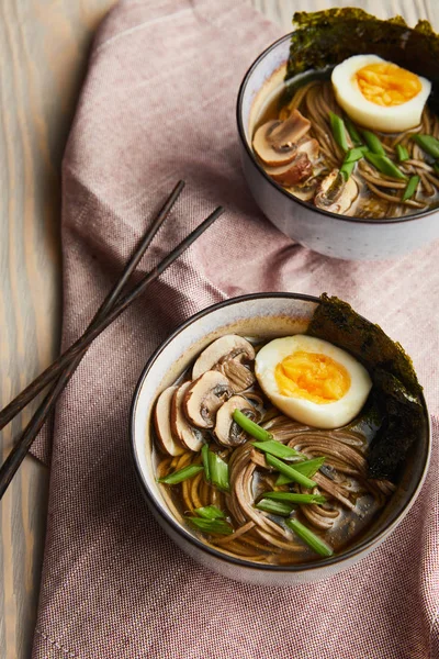 Ramen Picante Tradicional Tigelas Com Pauzinhos Mesa Madeira Com Guardanapo — Fotografia de Stock