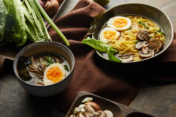 Ramen Picante Tradicional Tigelas Com Pauzinhos Guardanapo Marrom Superfície Pedra — Fotografia de Stock