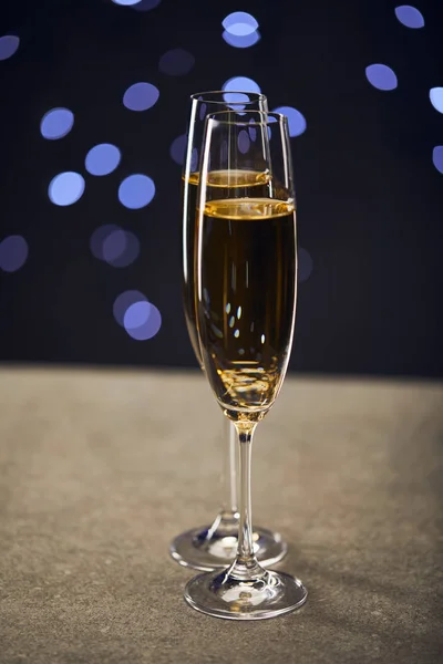 Vino Espumoso Dos Copas Con Luces Azules Navidad Bokeh — Foto de Stock