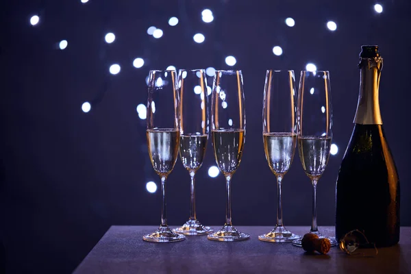 Espumante Vinho Garrafa Copos Com Luzes Natal Azul Bokeh — Fotografia de Stock