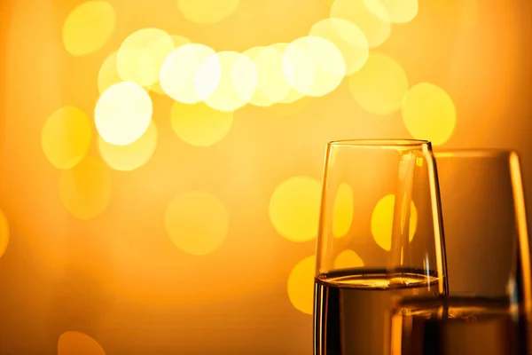 Închideți Paharele Șampanie Lumini Galbene Crăciun Bokeh — Fotografie, imagine de stoc