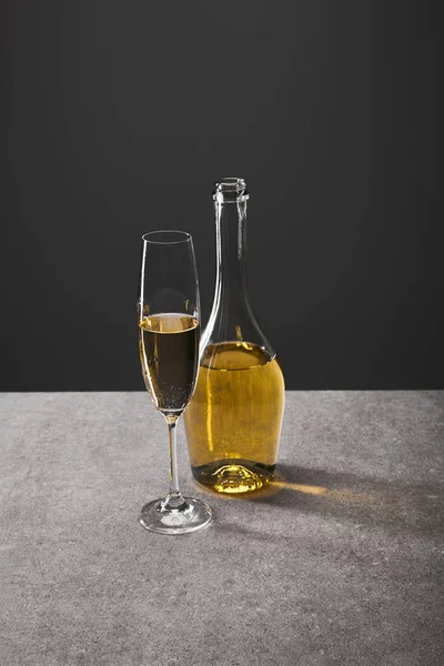 Glas Och Flaska Mousserande Vin Grått — Stockfoto
