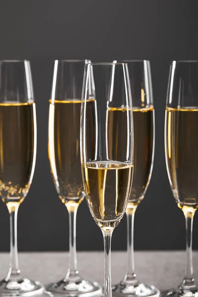 Glas Champagne För Att Fira Julafton Grå — Stockfoto