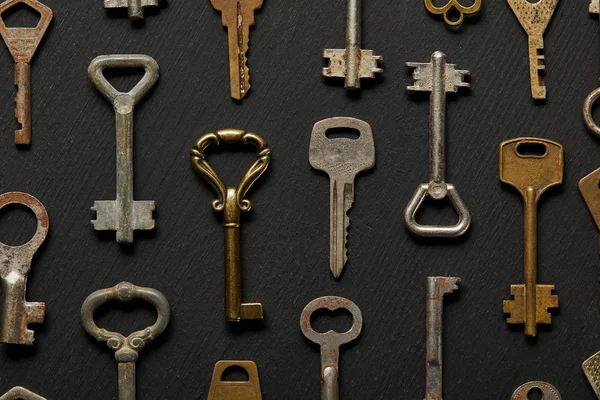 Top View Vintage Rusty Keys Black Background — Stock Photo, Image