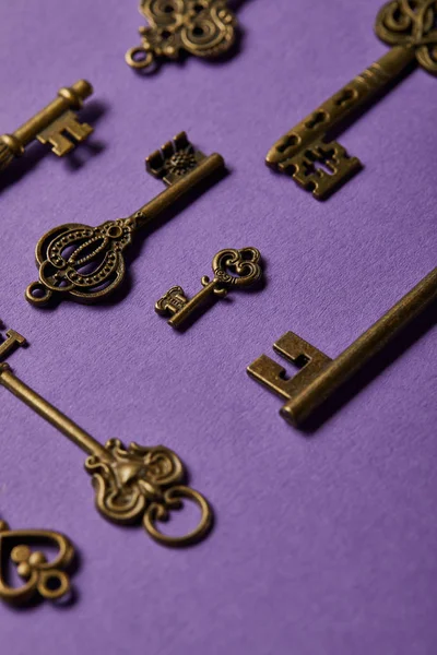 Nahaufnahme Von Vintage Schlüsseln Auf Violettem Hintergrund — Stockfoto