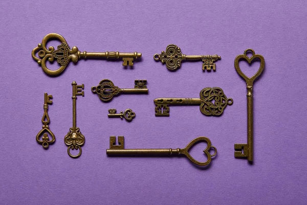 Вид Зверху Вінтажних Ключів Фіолетовому Фоні — стокове фото