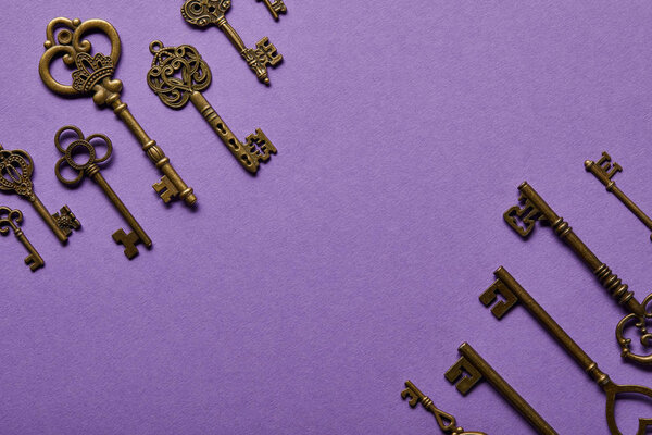 вид винтажных ключей на фиолетовом фоне
