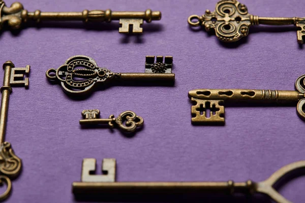 Close View Vintage Keys Violet Background — Stock Photo, Image