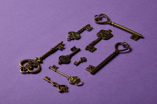 Vintage Keys Violet Background — Stock Photo, Image