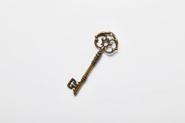 Beyaz arkaplandaki vintage anahtarının üst görünümü