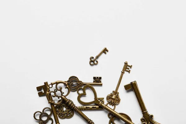 Top View Vintage Keys Stack White Background — Stock Photo, Image