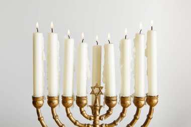 Menorah 'ta mum yakmak. Hanuka' da, beyaz üzerine izole edilmiş.