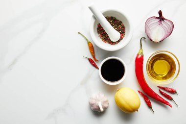 Soya sosunun üst görüntüsü zeytinyağı ve mermer arka planda baharatlar.