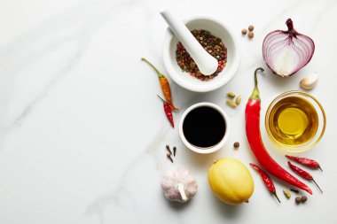Zeytinyağı ve soya soslu mermer arka planda baharatların üst görüntüsü