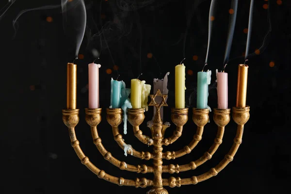 Kerzen Der Menora Mit Rauch Auf Schwarzem Hintergrund Auf Chanukka — Stockfoto