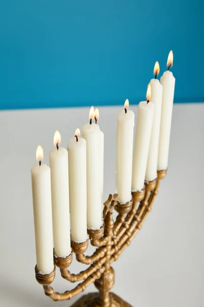 Candele Accese Menorah Isolato Blu — Foto Stock