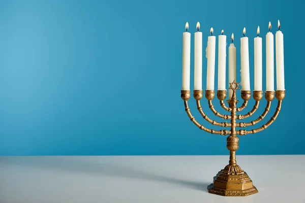 Hořící Svíčky Menorah Izolované Modré — Stock fotografie