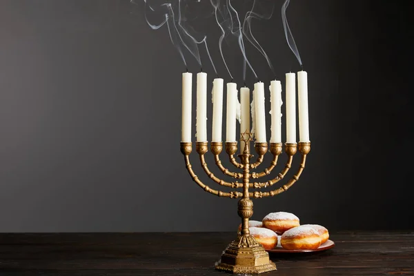 Deliziose Ciambelle Vicino Candele Menorah Tavolo Legno Hanukkah Isolato Grigio — Foto Stock