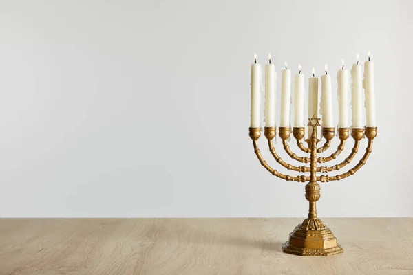 Velas Encendidas Menorá Hanukkah Aislado Blanco — Foto de Stock