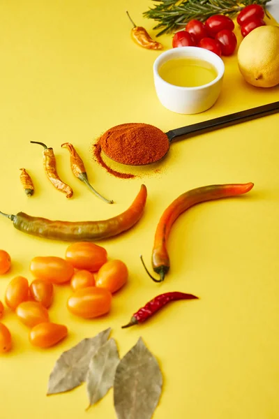 Pimenta Com Especiarias Legumes Maduros Sobre Fundo Amarelo — Fotografia de Stock