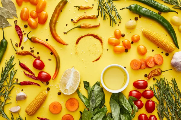 Κάτοψη Των Βιολογικών Λαχανικών Και Των Φρέσκων Βοτάνων Μπαχαρικά Κίτρινο — Φωτογραφία Αρχείου