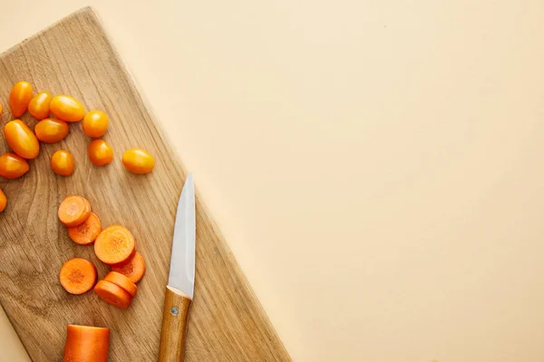 Top View Carrot Cherry Tomatoes Knife Cutting Board Beige Background — Stock Photo, Image