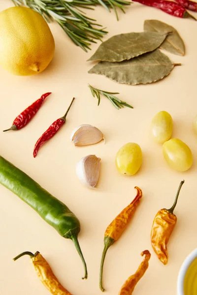 Peperoncini Con Pomodorini Limone Rosmarino Fondo Beige — Foto Stock