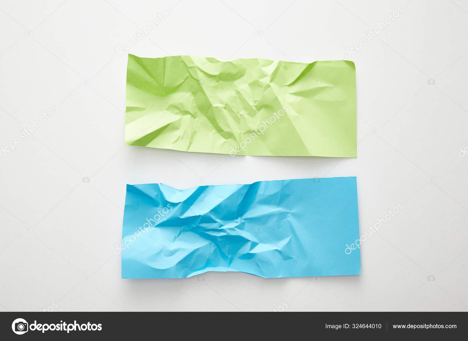 Draufsicht Auf Leeres Zerknülltes Blaues Und Grünes Papier Auf Weißem