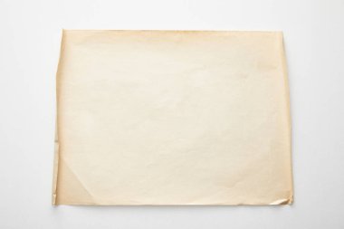 Beyaz arkaplan üzerindeki boş eski kağıdın üst görünümü