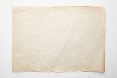 Beyaz arkaplan üzerindeki boş eski kağıdın üst görünümü