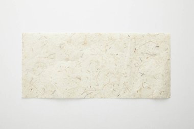 Beyaz arkaplan üzerindeki boş eski kağıdın üst görünümü
