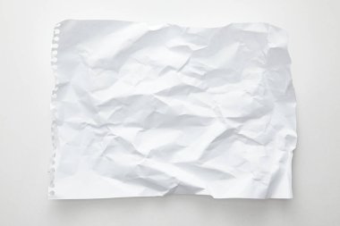 Beyaz arkaplanda boş buruşmuş kağıdın üst görünümü