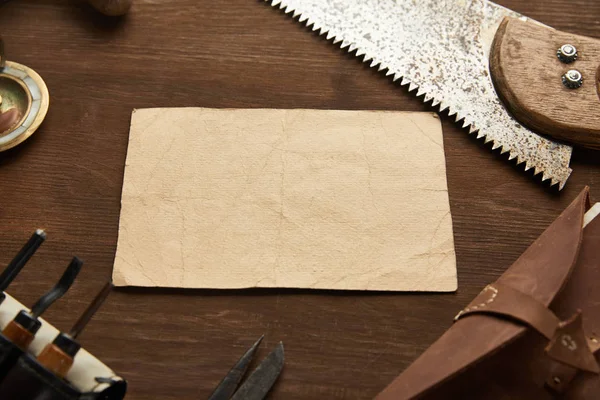 Verouderd Timmerwerk Gereedschap Buurt Van Blanco Vintage Notebook Houten Tafel — Stockfoto