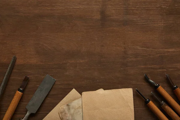 木制桌子上空白复古纸附近的老式木工工具的顶部视图 — 图库照片