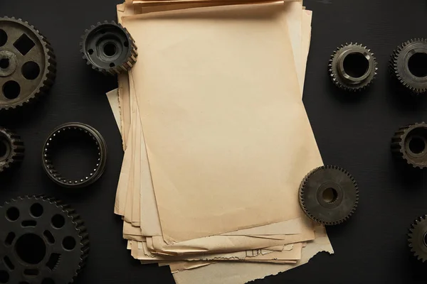 Top View Aged Gears Vintage Blank Paper Black Surface — Stock Photo, Image