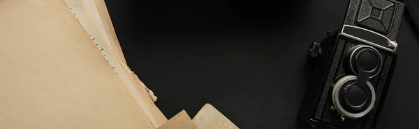 Вид Сверху Винтажную Камеру Бумагу Черном Фоне Панорамный Снимок — стоковое фото